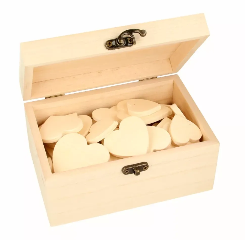 Baúl de madera con 53 corazones