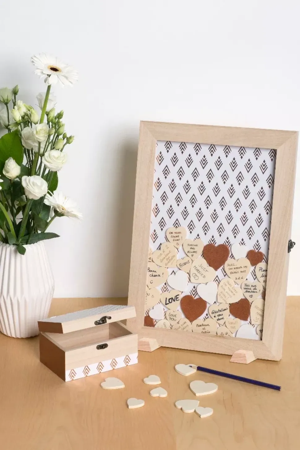 Baúl de madera con 53 corazones