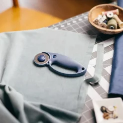 Cutter Rotatorio con Cambio Fácil de Cuchilla Azul Fiskars Ø45mm