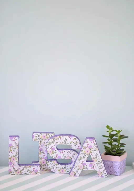 Letra E de cartón endurecido blanco