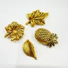 Set de 4 cuentas con formas doradas