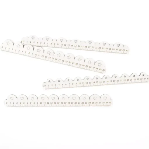 SUPER OFERTA **40%** Regla de Madera Con Corazones Troquelados Dayka 30cm